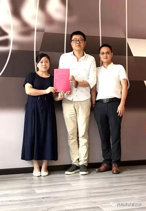 托马斯招商经理李老师（中）与投资人官女士（左）、吴先生（右）签约合影