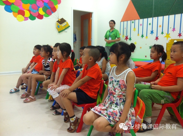 山东无棣托马斯教育儿童学习馆暑假班的孩子在上课