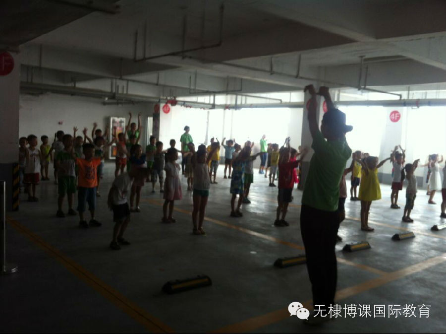 山东无棣托马斯教育儿童学习馆暑假班的孩子在做操