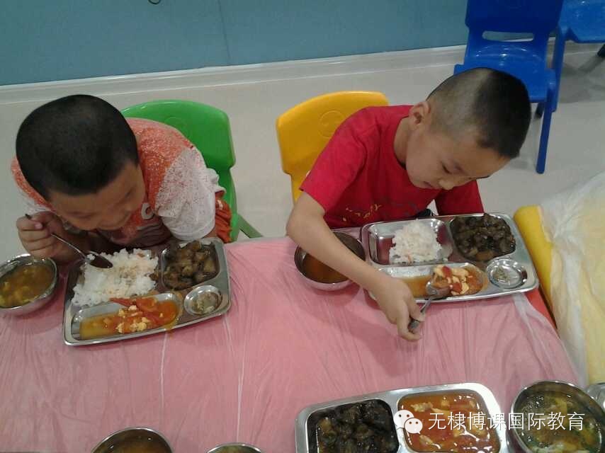 山东无棣托马斯教育儿童学习馆暑假班的孩子在用餐